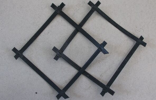 鋼塑土工格柵現(xiàn)場